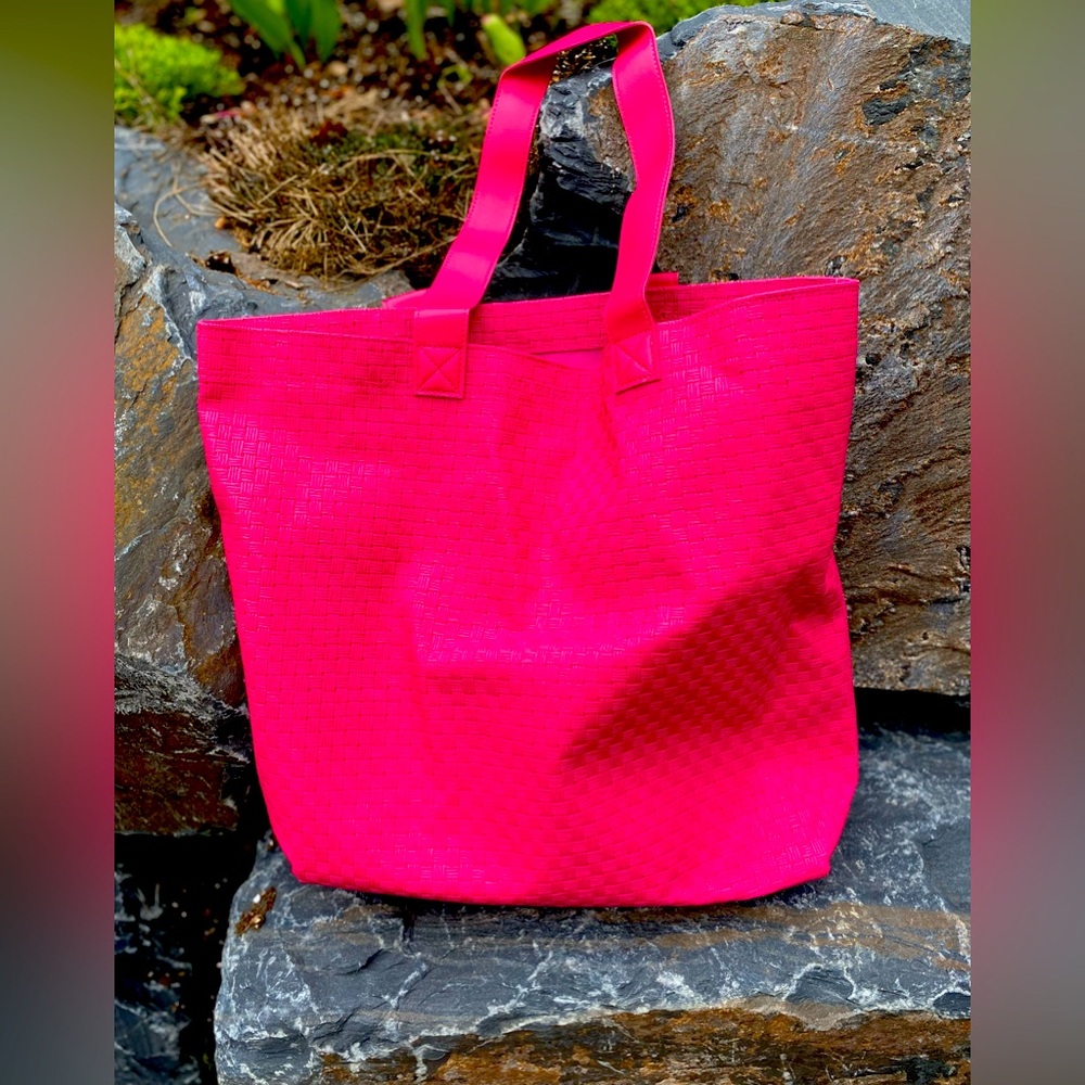 Bath and Body Works beach 🏖️ bag in a fabulous hot pink